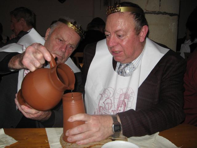 3488_Bier_nachschenken